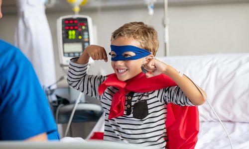Bambino in ospedale vestito da supereroe.