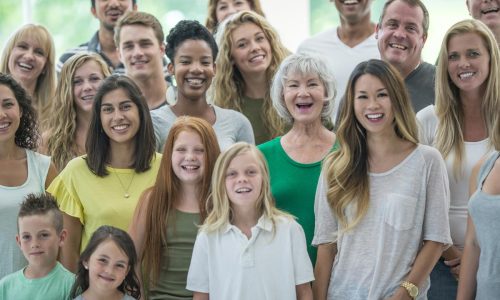 Gruppo eterogeneo di individui di tutte le età ed etnie.