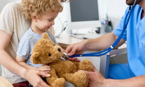 Hero_Lasindrome_web_1200x801_iStock-836423156 Durante una visita il medico ausculta l'orsetto di peluche di un bambino. Sindrome di Alagille. Documenti utili. Schede informative. Codici identificativi.